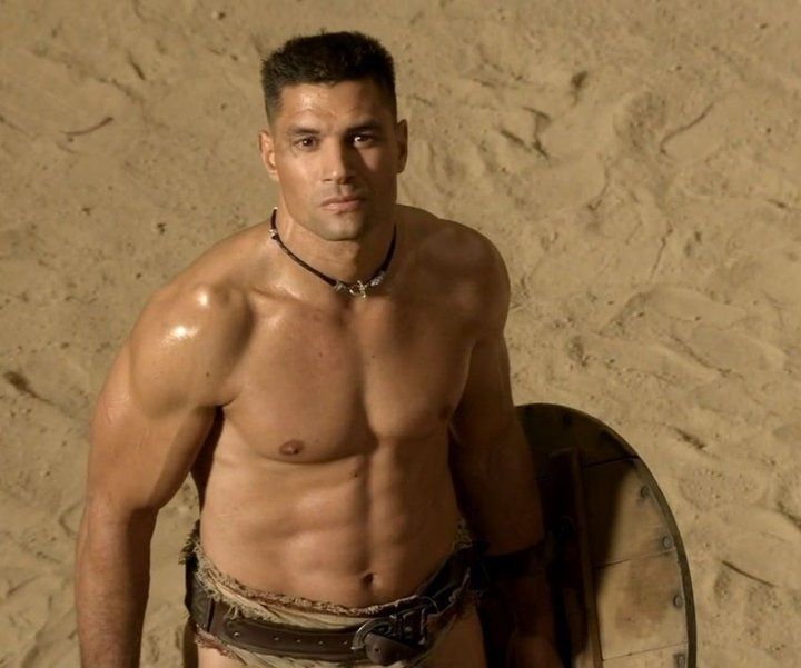 Pana si fanelor le-a fost greu sa-l recunoasca pe Manu Bennett. Cum a ajuns sa arate Crixus din Spartacus acum