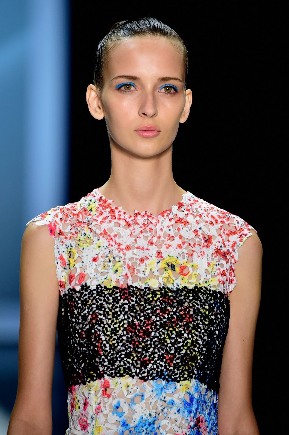 Noua fita in materie de make up, direct de la NY Fashion Week. Cum sa iti machiezi ochii pentru un look electrizant