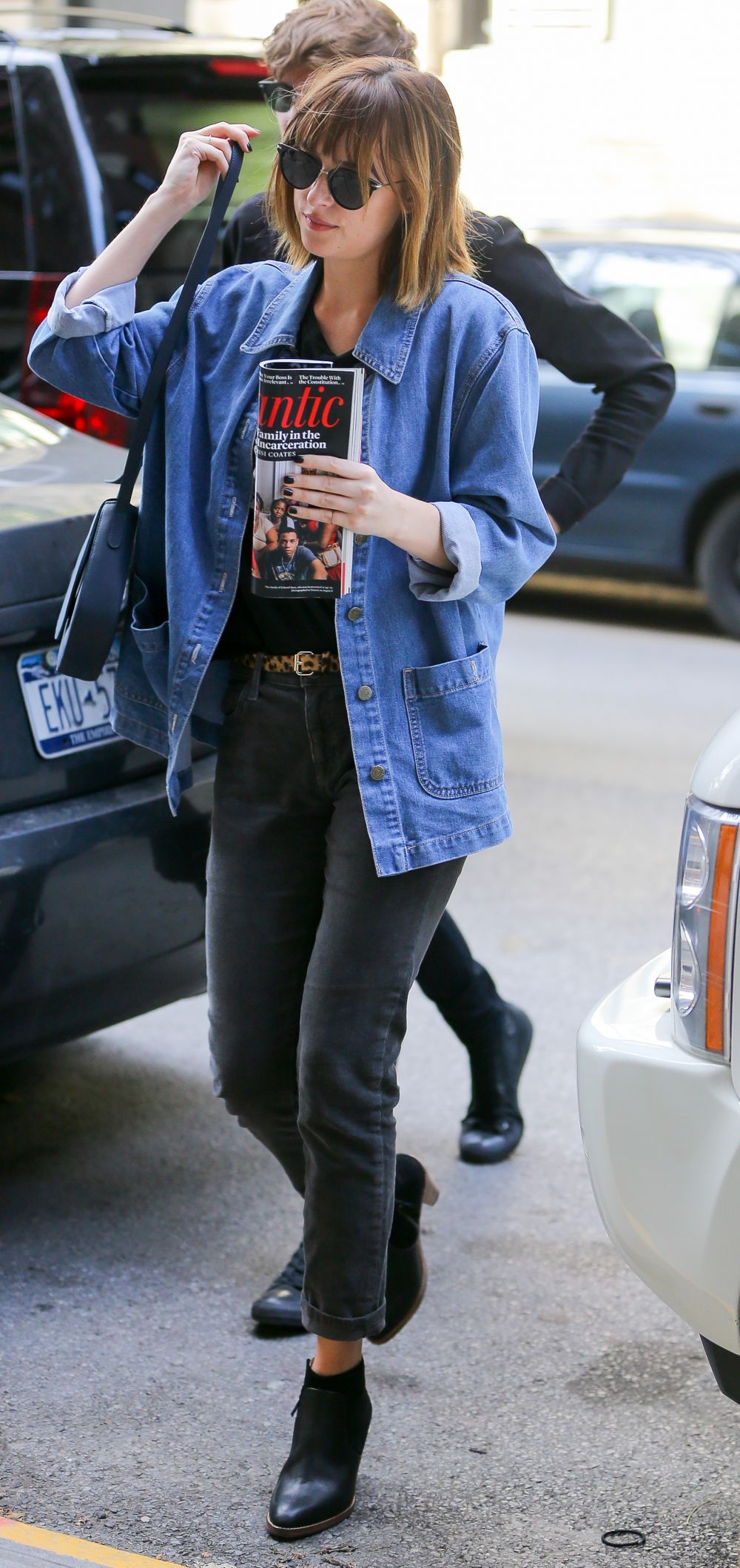 Impacare in showbiz. Dakota Johnson, surprinsa de paparazzi in bratele fostului iubit