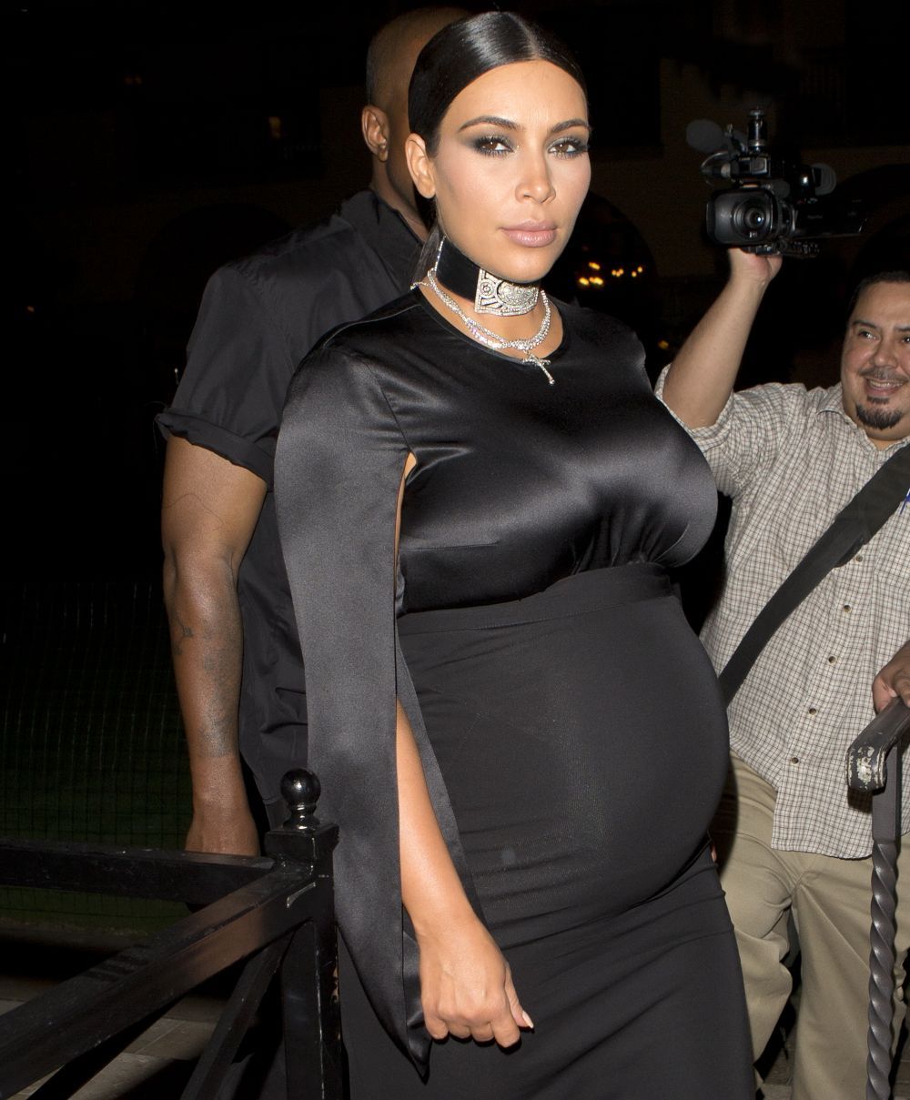 Stilata chiar si cu cateva saptamani inainte sa nasca. Tinuta cu care Kim Kardashian s-a facut remarcata de ziua ei