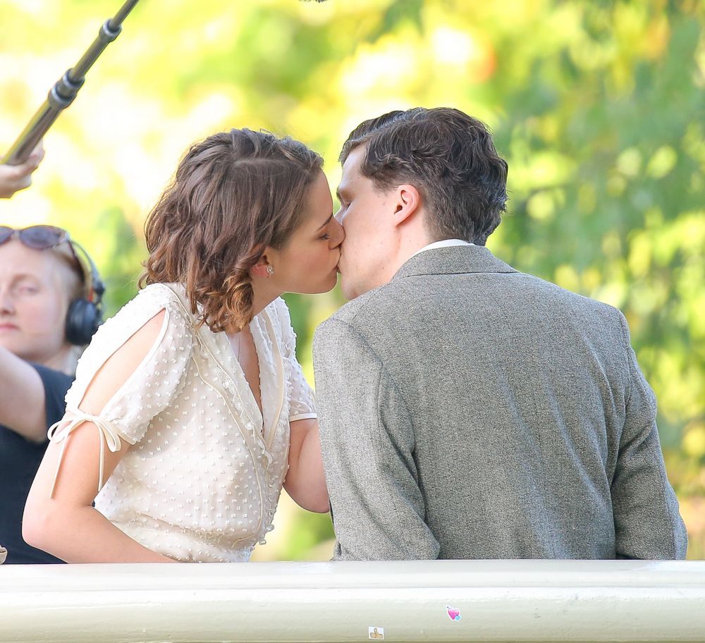 Kristen Stewart, in tandreturi cu un actor celebru. Cu cine a fost surprinsa actrita din Twilight sarutandu-se