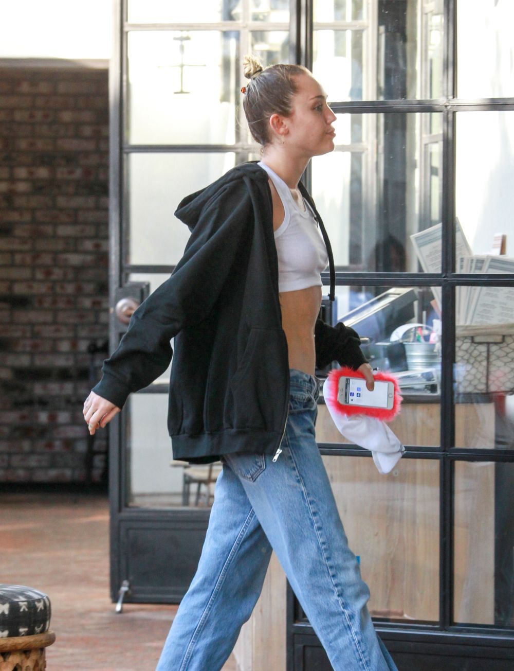Nemultumita de aspectul ei, Miley Cyrus si-a acoperit fata cu un hanorac. Cum au surprins-o paparazzi cand l-a dat jos