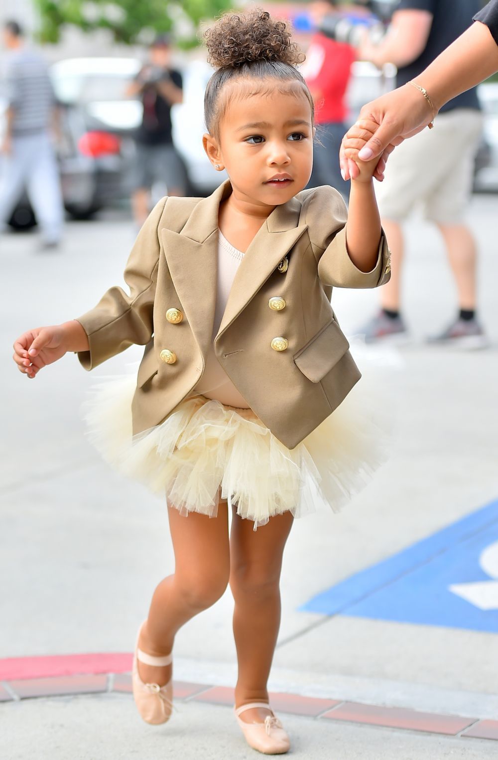 Cea mai simpatica balerina. Fetita lui Kim Kardashian, aparitie de nota zece alaturi de bona filipineza a familiei