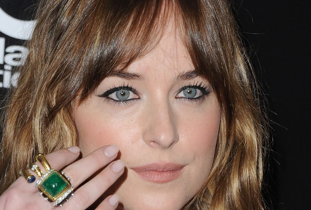 E o placere sa o privesti. Dakota Johnson, fermecatoare alaturi de Johnny Depp: a impresionat vestimentatia si machiajul
