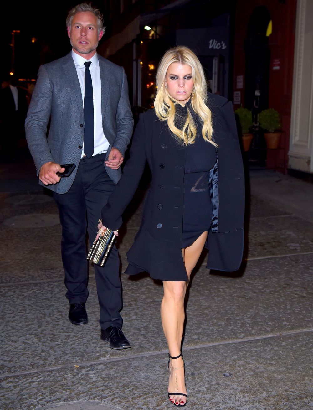 Si-a chinuit picioarele intr-o pereche de sandale prea mici. Detaliul cu care Jessica Simpson a distrus o aparitie sexy