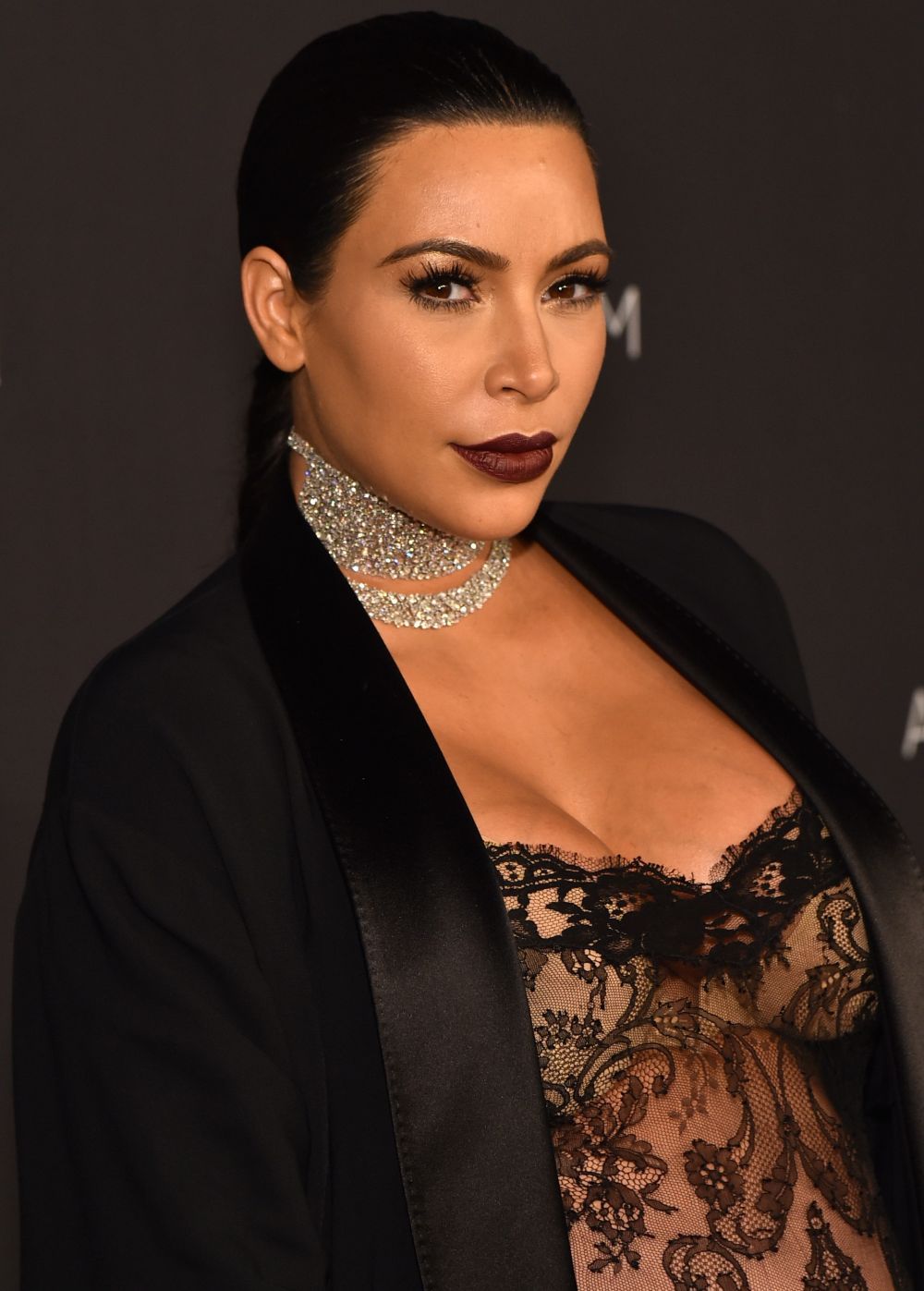 Nu a renuntat la hainele transparente nici in luna a opta de sarcina. Cum s-a prezentat Kim Kardashian la un eveniment