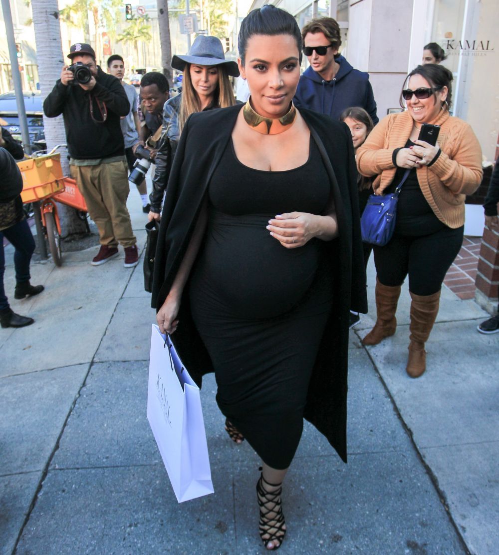 De dragul modei, Kim Kardashian isi chinuie picioarele pe sandale cu toc inalt. Cum a fost surprinsa la cumparaturi