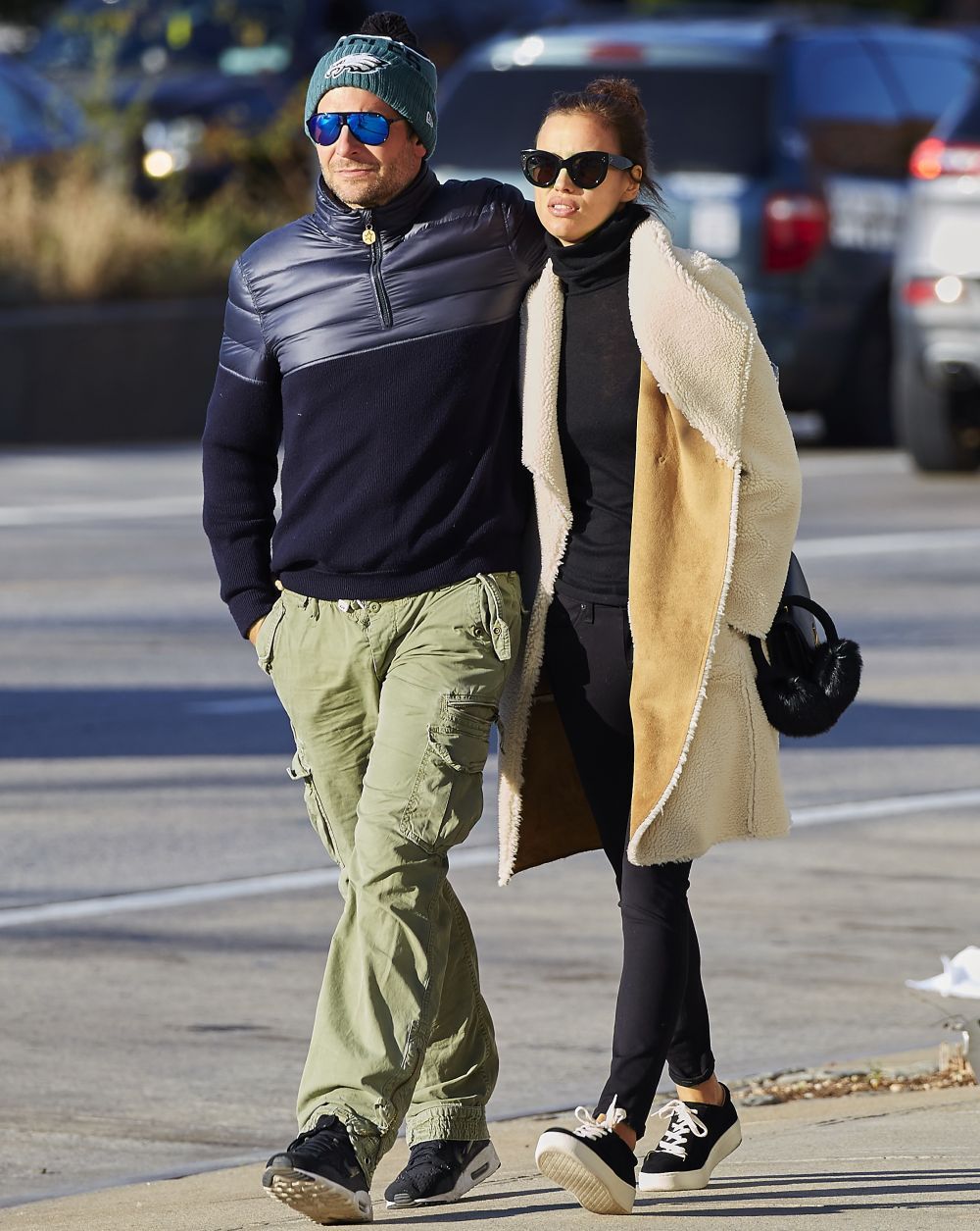 Au incercat sa se ascunda de paparazzi, insa nu prea le-a iesit. Cum au fost surprinsi Bradley Cooper si Irina Shayk