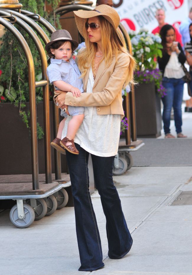 Ea e femeia care le ordona vedetelor cum sa se imbrace.Rachel Zoe, stilista cu cei mai fashionisti copii de la Hollywood