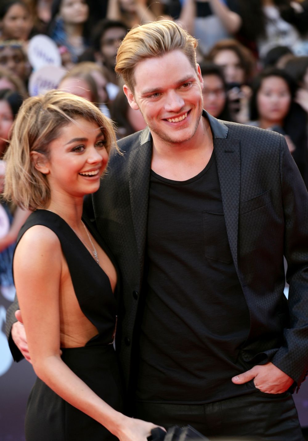 Sarah Hyland a fost fermecatoare, dar toata lumea s-a uitat la iubitul ei. Ce este atat de fascinant la privirea lui