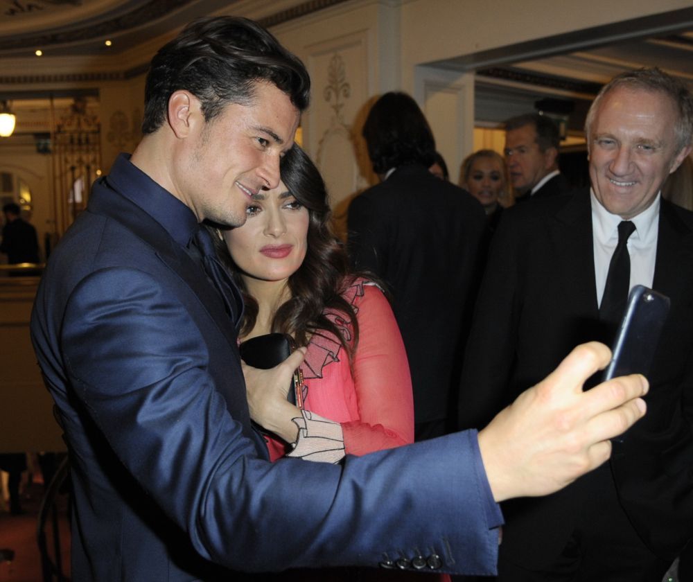 Rochie neincapatoare pentru un decolteu urias. Salma Hayek demonstreaza ca este cea mai dotata vedeta de la Hollywood