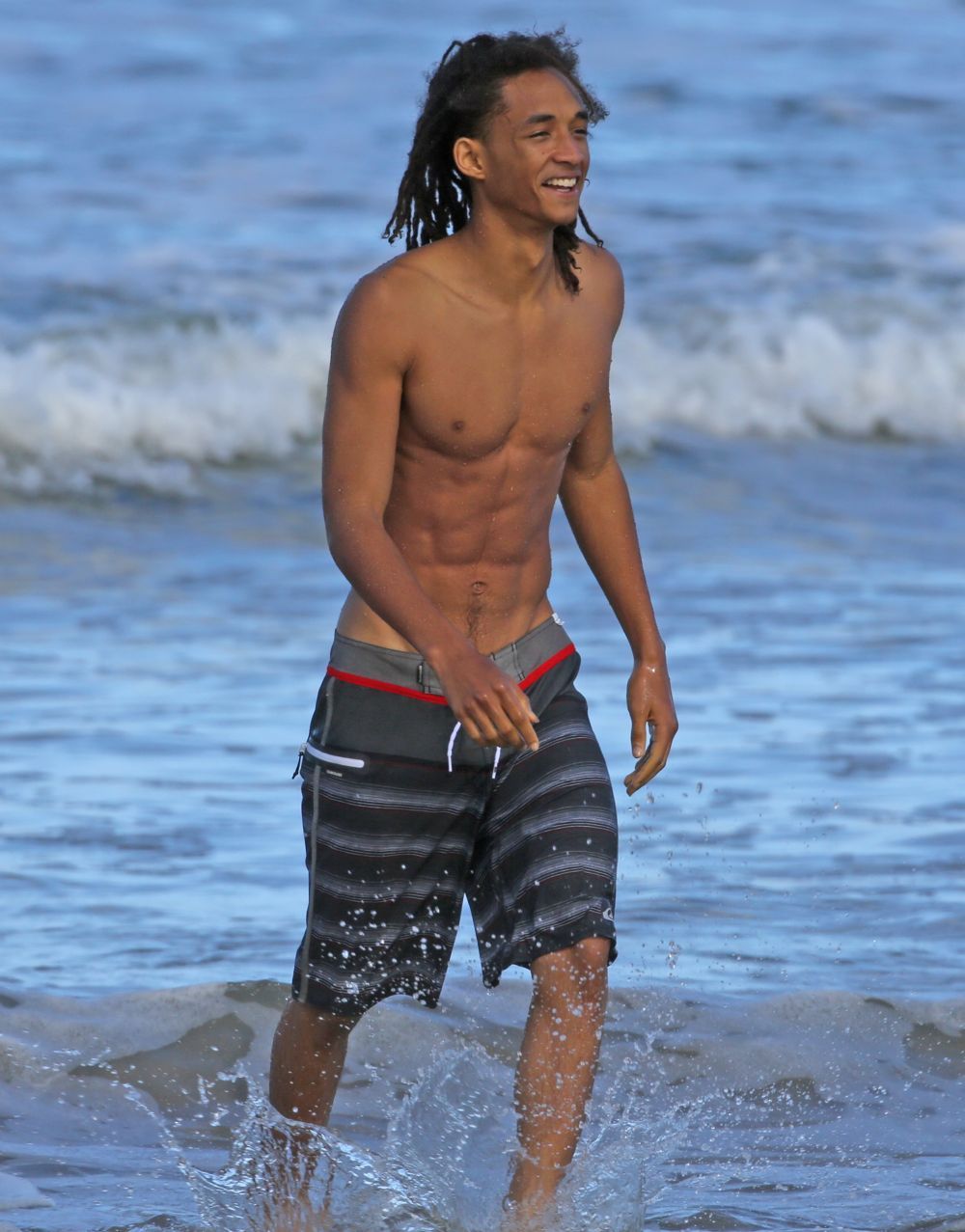 Jaden Smith, la bratul iubitei sale. Cum au fost surprinsi cei doi indragostiti in timp ce se plimbau pe plaja