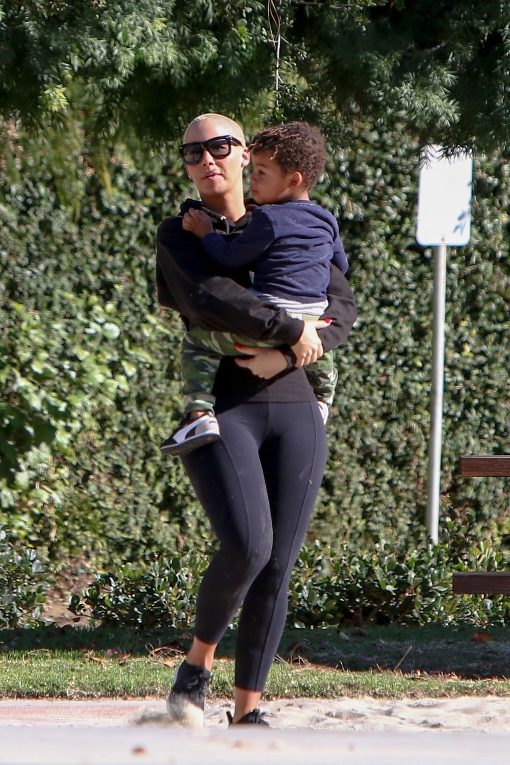 Posterior perfect rotund pe cale naturala? Ce au surprins paparazzii cand au dat zoom pe pozele cu Amber Rose