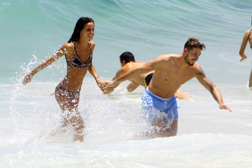 Nu si-au putut dezlipi mainile unul de pe celalalt. Kevin Trapp si Izabel Goulart, show total pe plajele din Rio
