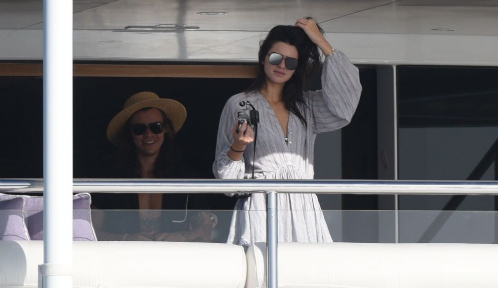 Cuplu bomba in showbiz? Cu cine si-a petrecut Kendall Jenner vacanta si in ce ipostaze au fost surprinsi