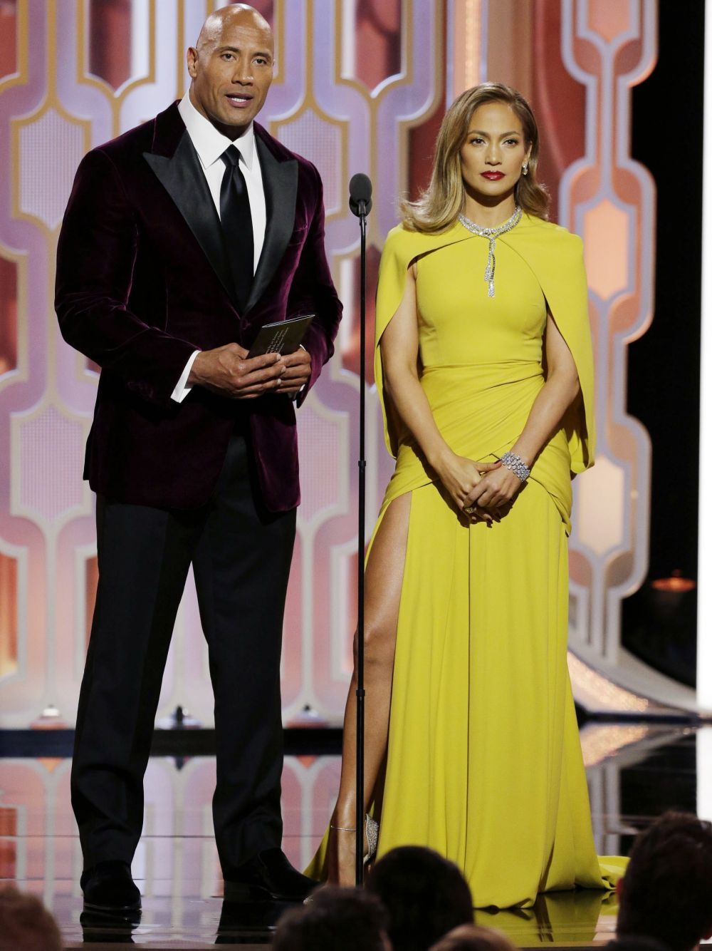 Dwayne Johnson, pe covorul rosu de la Globurile de Aur alaturi de fiica lui. Cat de bine arata tanara de 14 ani