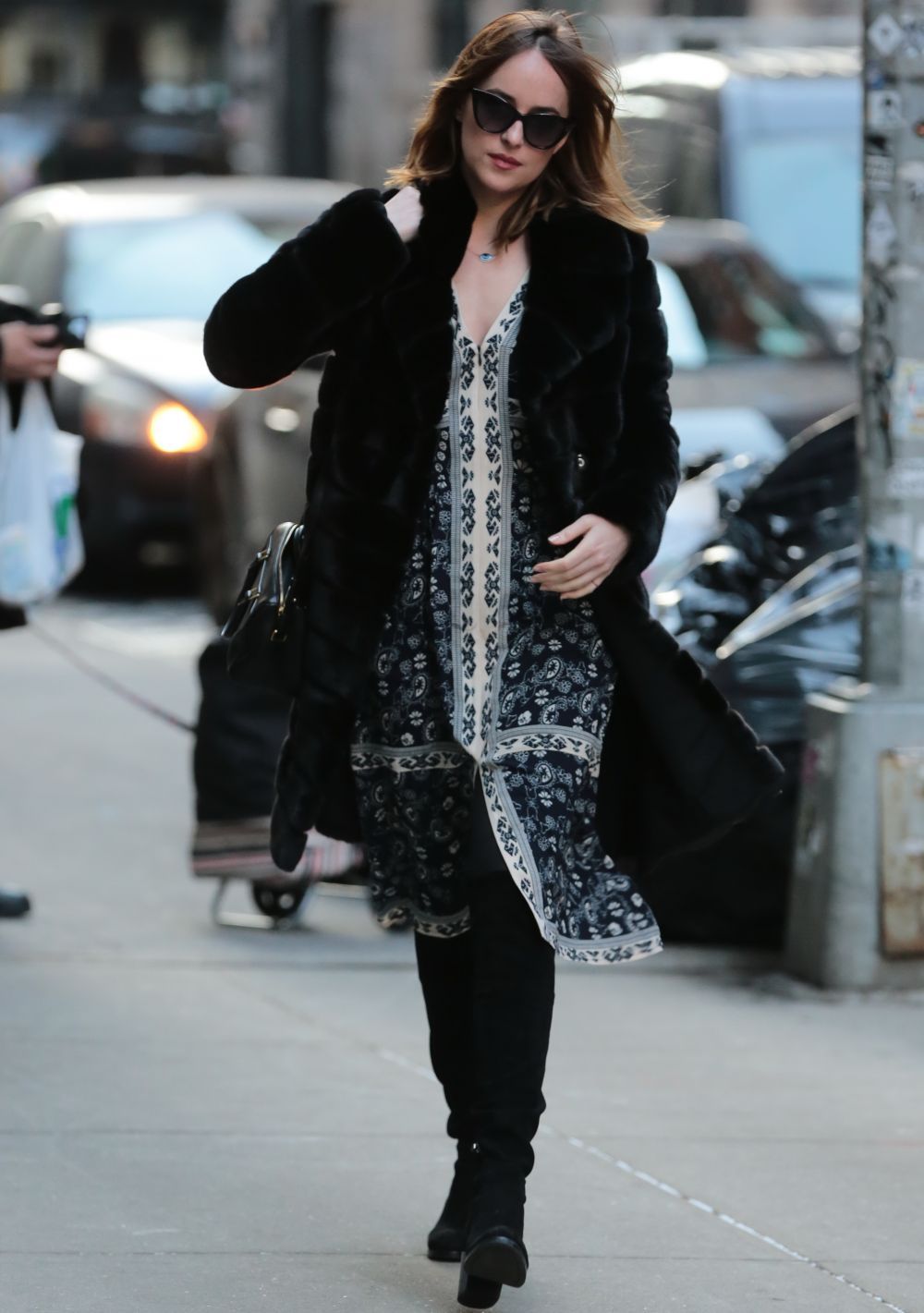 Dakota Johnson, aparitie casual chic pe strazile din New York. Tinuta cu care actrita a atras atentia
