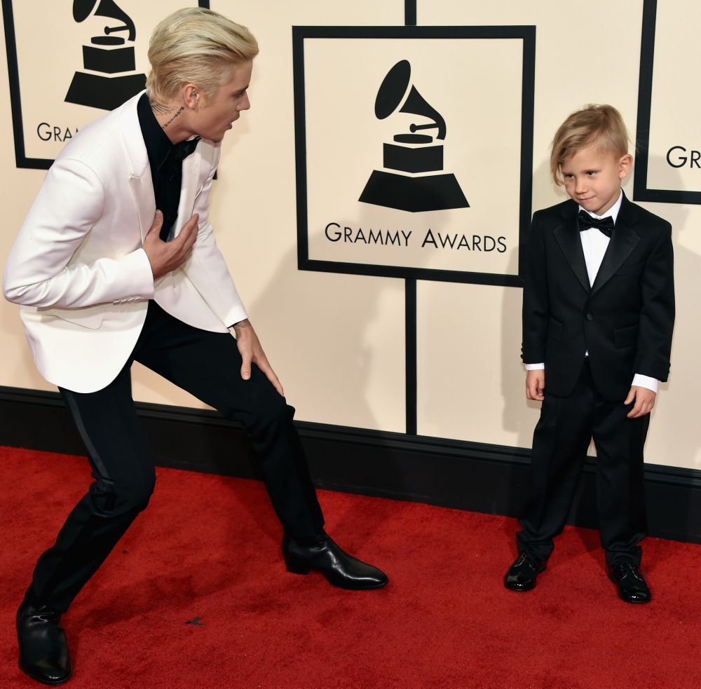 A avut cel mai pretios trofeu alaturi de el la premiile Grammy. Justin Bieber, extrem de grijuliu fata de fatele mai mic