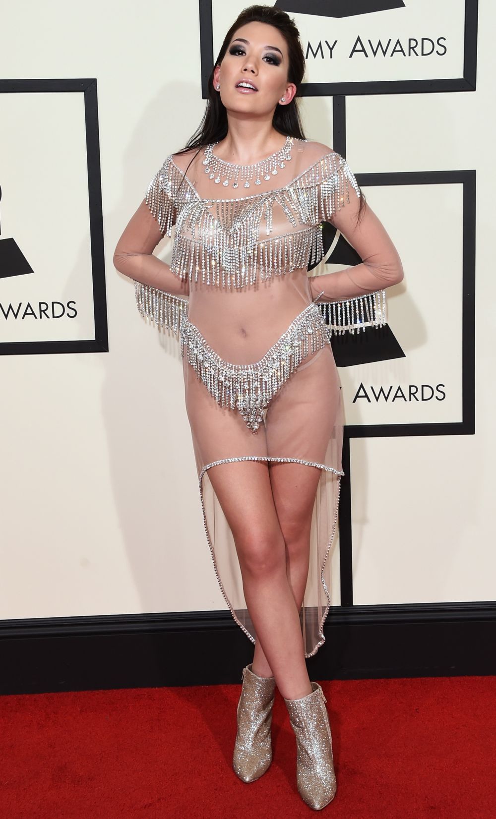 Pare o tinuta inocenta de la brau in sus. In partea de jos, e spectacol insa! Manika, aparitie hot la Grammy 2016