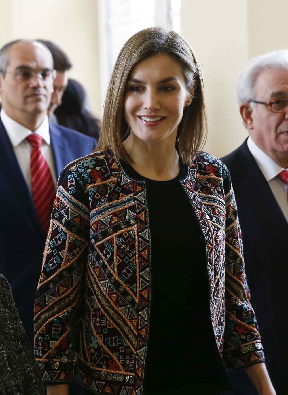 Sacoul pe care toate admiratoarele Reginei Letizia il vor dori. Cum sa te imbraci ca o regina la un pret convenabil