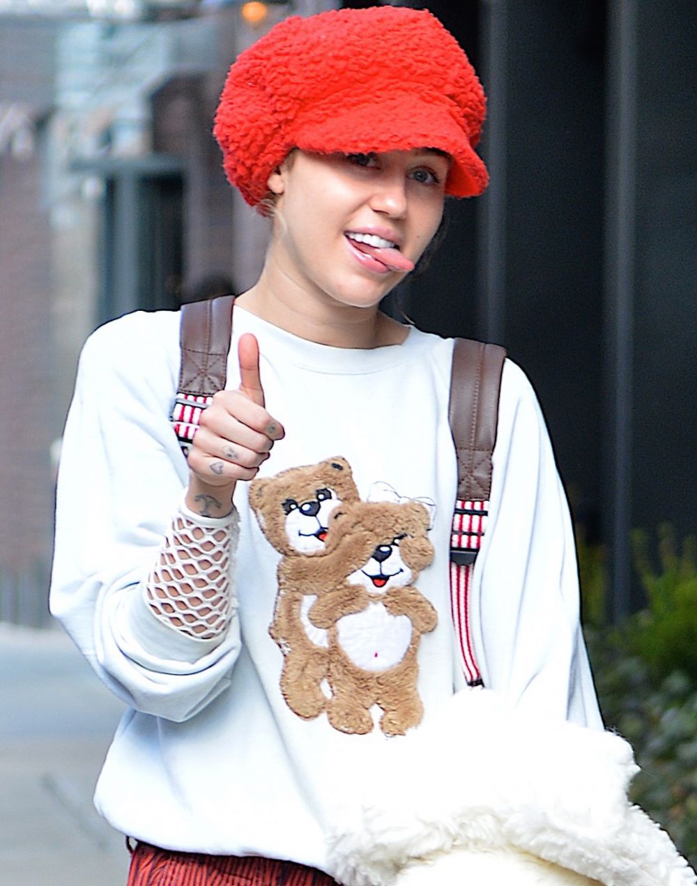 Miley Cyrus, eclipsata de mama ei. Cat de bine arata Tish Cyrus intr-o pereche de jeansi rupti