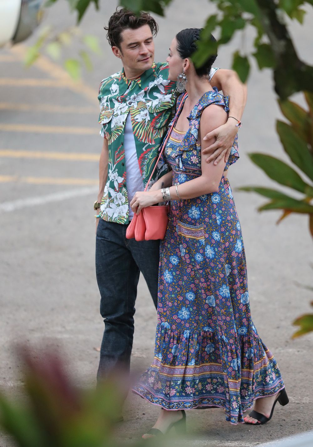 Nu isi poate dezlipi mainile de pe ea. Orlando Bloom, pur si simplu hipnotizat de noua iubita, Katy Perry