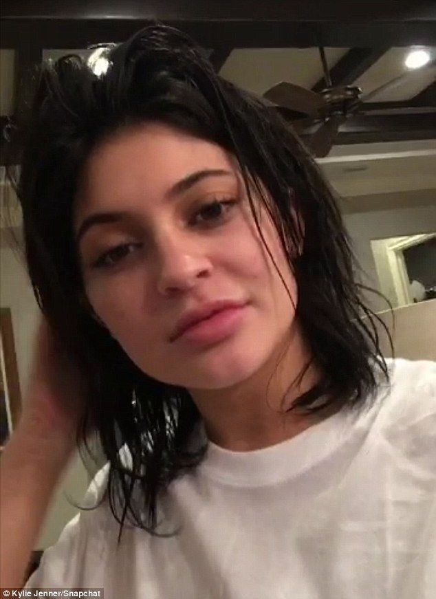 In public a aparut cu un par perfect, negru cu reflexe albastrui. Cum arata parul real, distrus , al lui Kylie Jenner