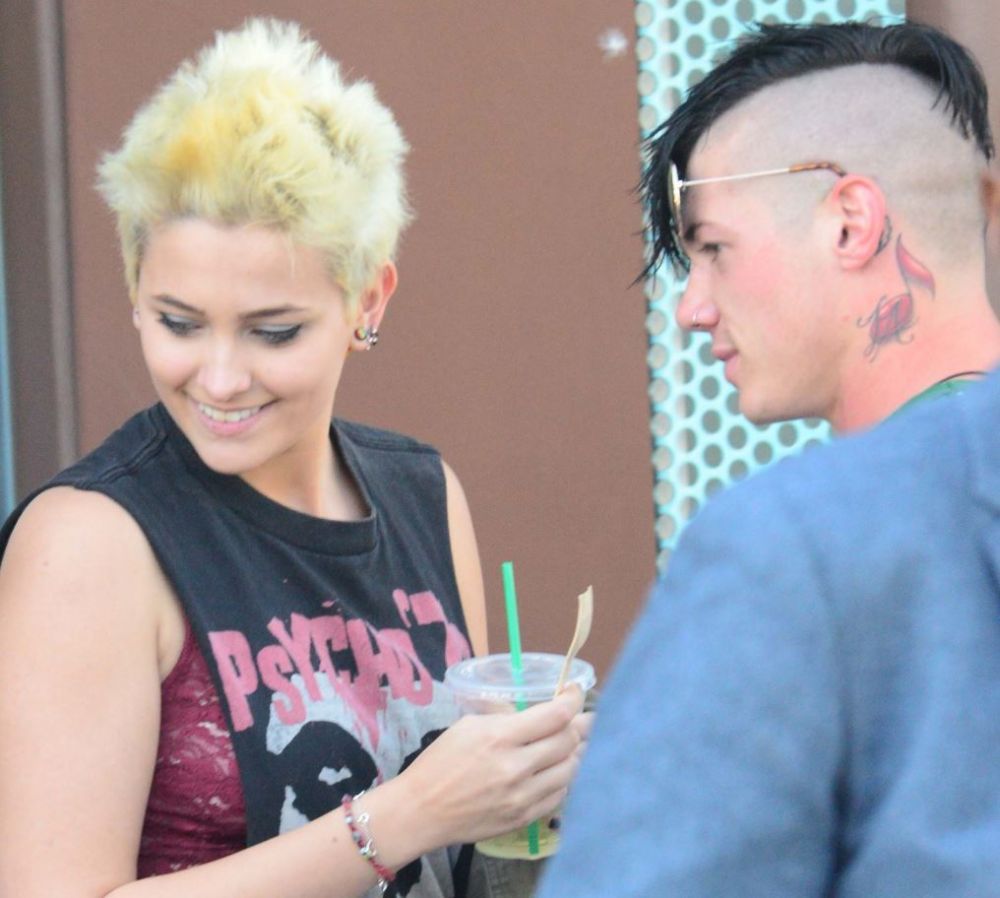 Are creasta si este plin de tatuaje. Cum arata posibilul iubit al lui Paris Jackson. FOTO