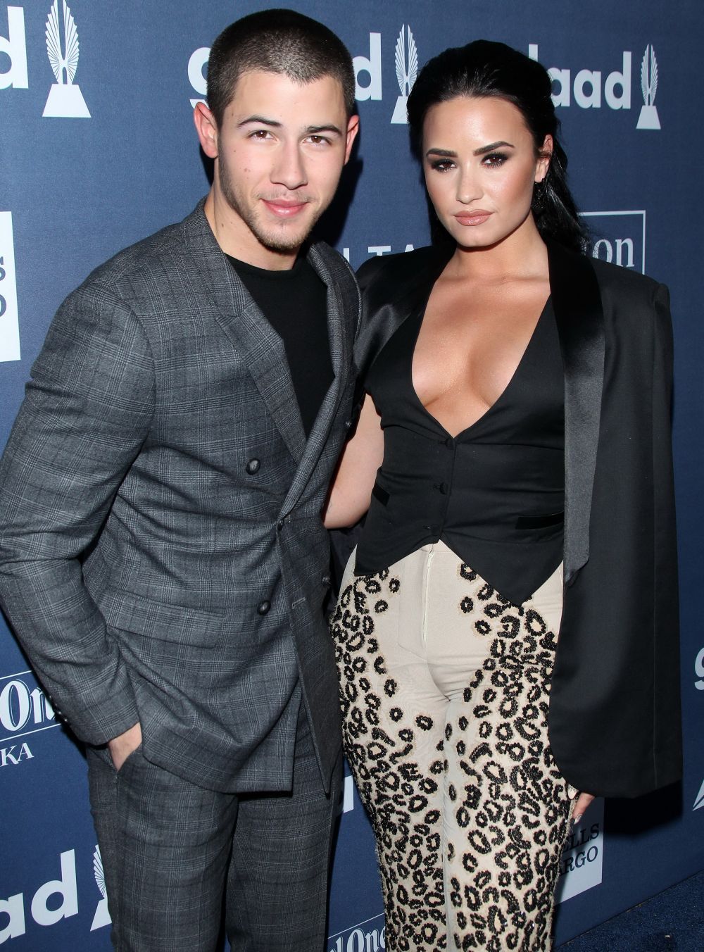 Aparitie WOW pentru Demi Lovato. Fosta vedeta Disney a impresionat intr-un sacou cu decolteu amplu: FOTO
