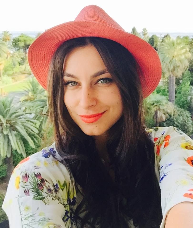 In urma cu 5 ani defila pe podiumul de moda, acum picteaza tablouri si pantofi. Gina Maican, de la model la pictorita