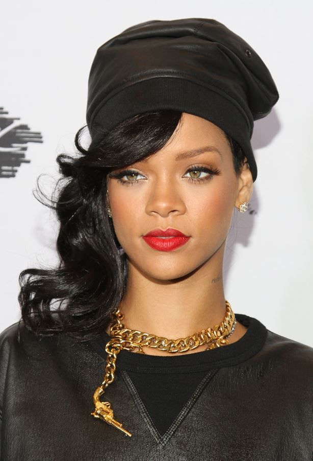 Ea este vedeta cea mai apropiata de fani? Cum s-a lasat fotografiata Rihanna, in bratele admiratorilor