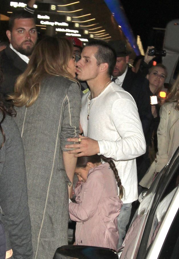 J. Lo si Casper Smart, ipostaze tandre in public. Cum au fost fotografiati cei doi, alaturi de copiii divei