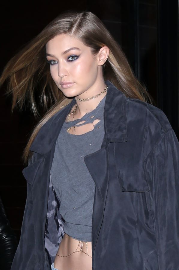 Nu te poti abtine sa o privesti! Cum arata Gigi Hadid intr-una dintre cele mai sexy tinute pline de taieturi