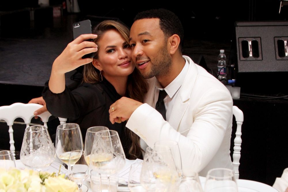 E combinatia perfecta intre Chrissy Teigen si John Legend. Cat de simpatica e Luna, fetita de 7 zile a celor doi