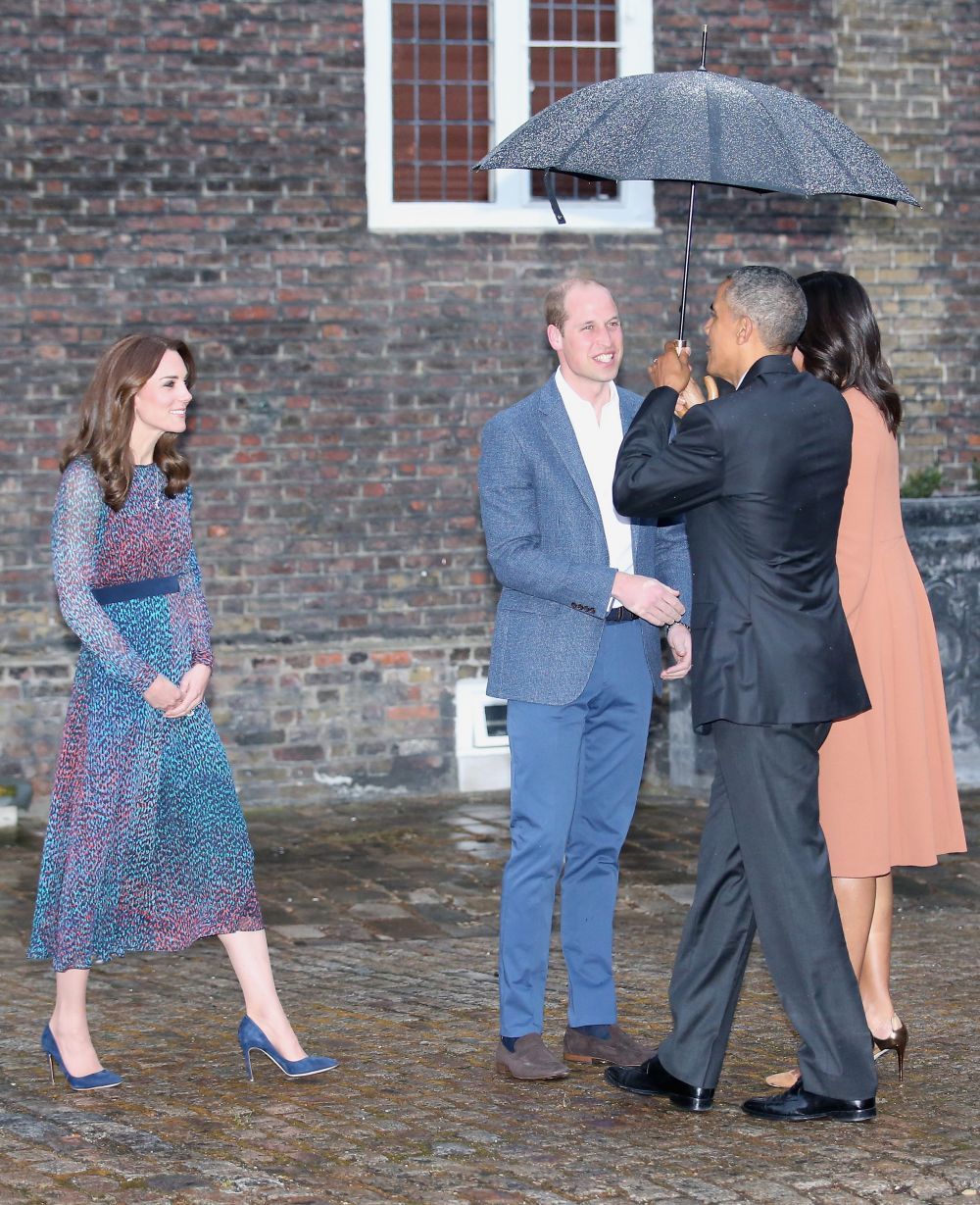 Cele mai puternice femei din lume, fata in fata: Kate Middleton vs Michelle Obama. Cine s-a imbracat mai bine?