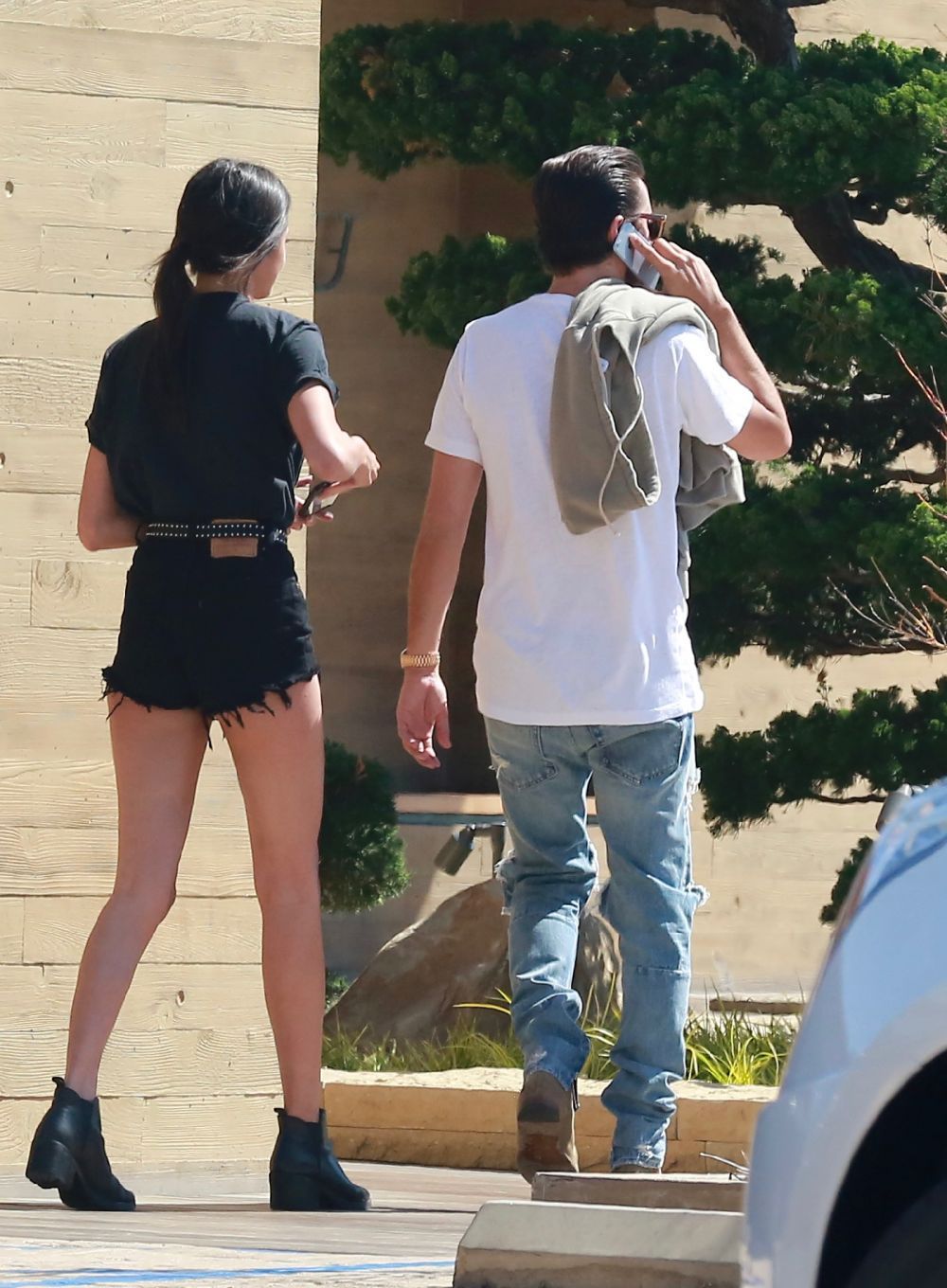 A fost cu una dintre surorile Kardashian, dar pare sa aiba alte gusturi acum. Cum arata blonda superba care l-a insotit