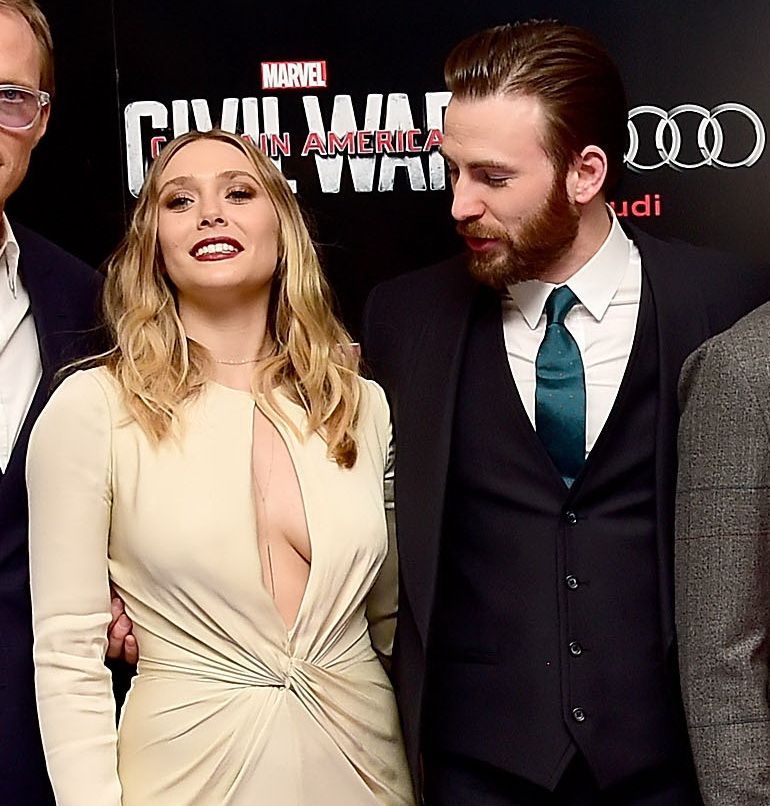 Nu l-a lasat indiferent. Reactia lui Chris Evans cand a vazut-o pe Elizabeth Olsen cu un decolteu periculos de adanc
