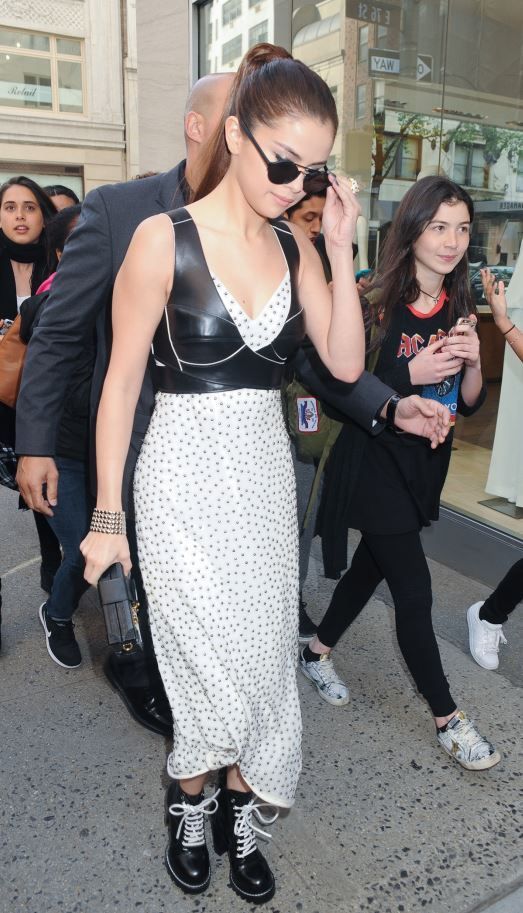Selena Gomez, cea mai ciudata aparitie de pana acum. S-a imbracat asa cum nimeni nu s-ar fi asteptat