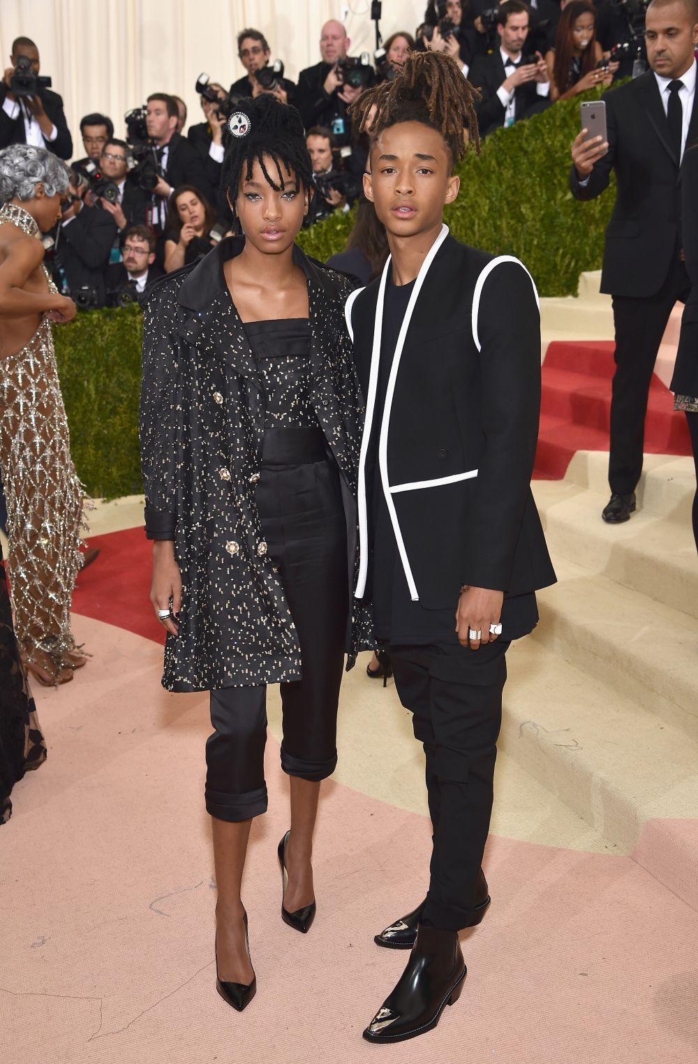 In poze au iesit perfect, insa toate aceste imagini ascund un mic secret. Ce truc au folosit vedetele la MET GALA 2016