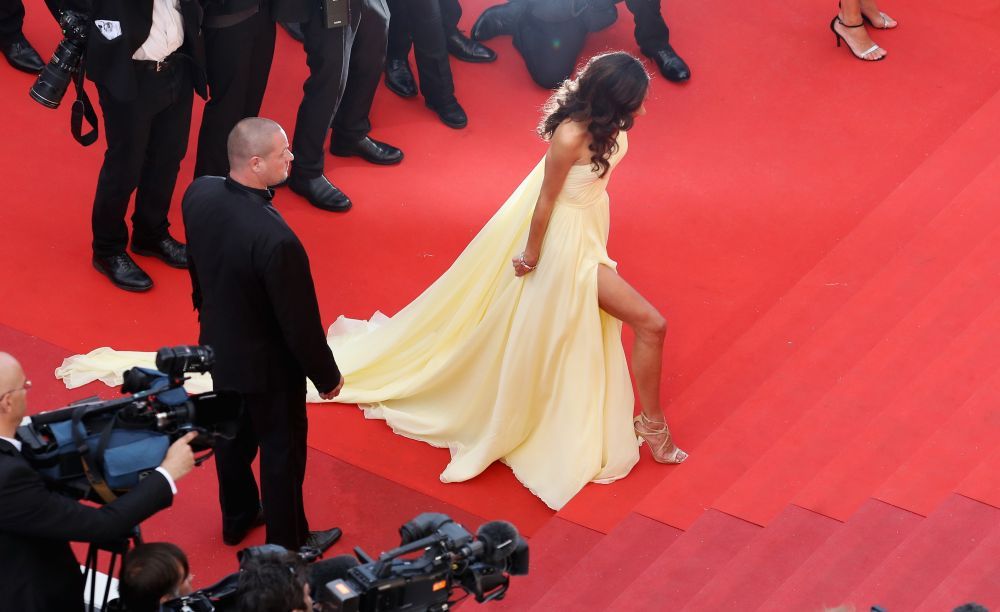 Rochia spectaculoasa, care i-a creat o multime de probleme. Cum s-a descurcat Amal Clooney cu o trena uriasa