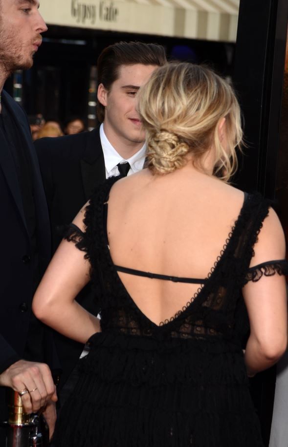 A fost complet eclipsat de iubita lui cu 2 ani mai mare. Cum au pozat Brooklyn Beckham si Chloe Moretz pe covorul rosu