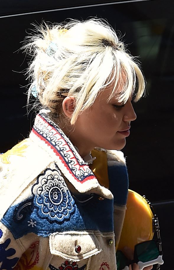 Inca o tinuta a la Lady Gaga! Doar Miley Cyrus o poate copia atat de bine. Cum s-a imbracat vedeta