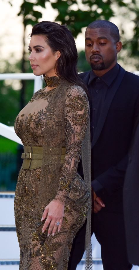 L-a facut pe Kanye West sa o soarba din priviri. Cum arata formele lui Kim intr-o rochie extrem de transparenta