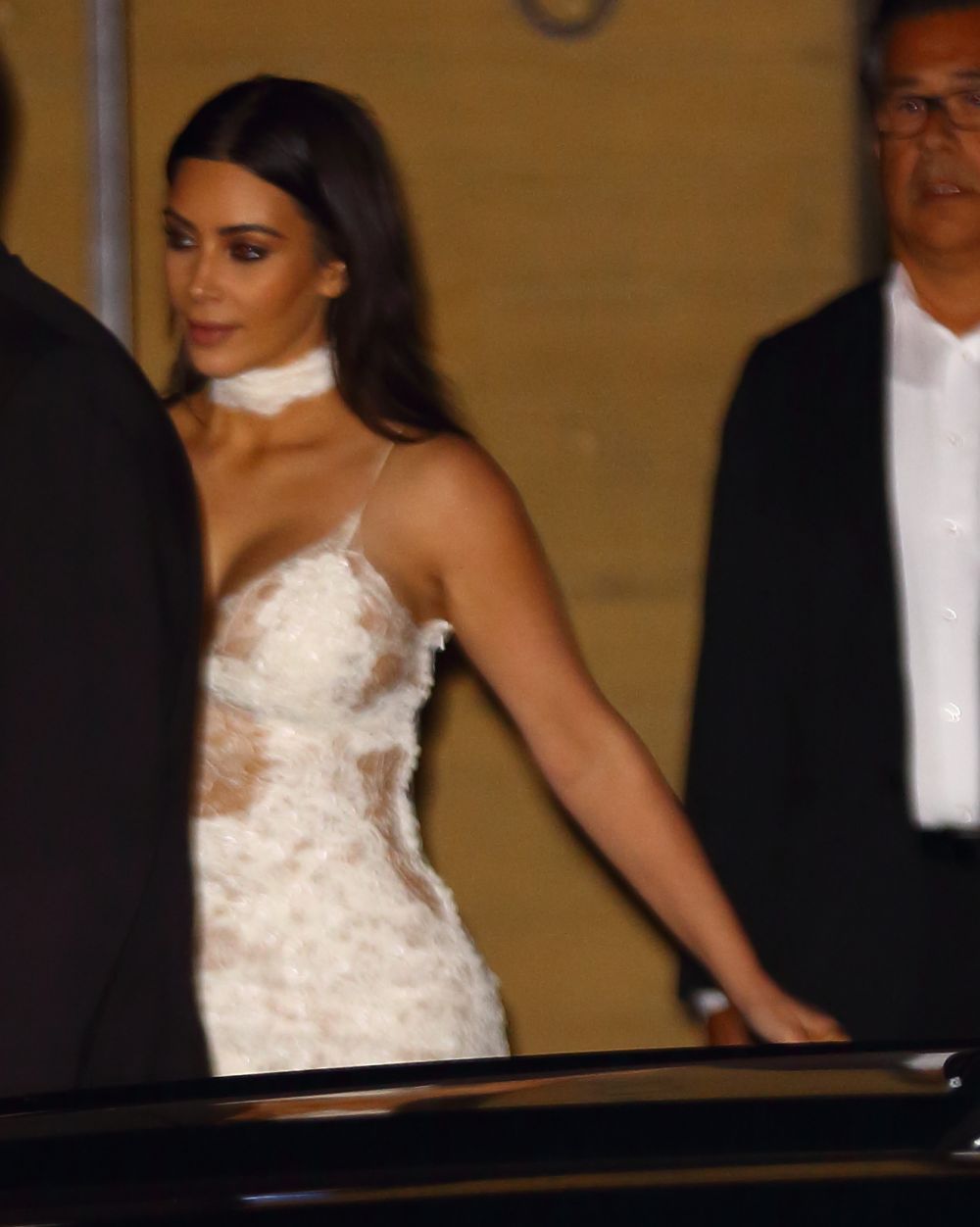 Stie cum sa poarte rochiile-furou! Kim Kardashian, ispititoare intr-o tinuta lba si foarte decoltata