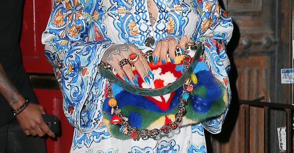 Toate privirile s-au oprit asupra ei: Rihanna, o explozie de culoare! Care e detaliul care le-a fascinat pe fanele ei