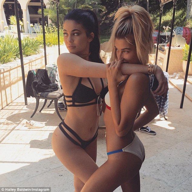 Cel mai sexy costum de baie! Kylie Jenner si gasca sa de prietene si-au facut selfie-uri provocatoare la piscina