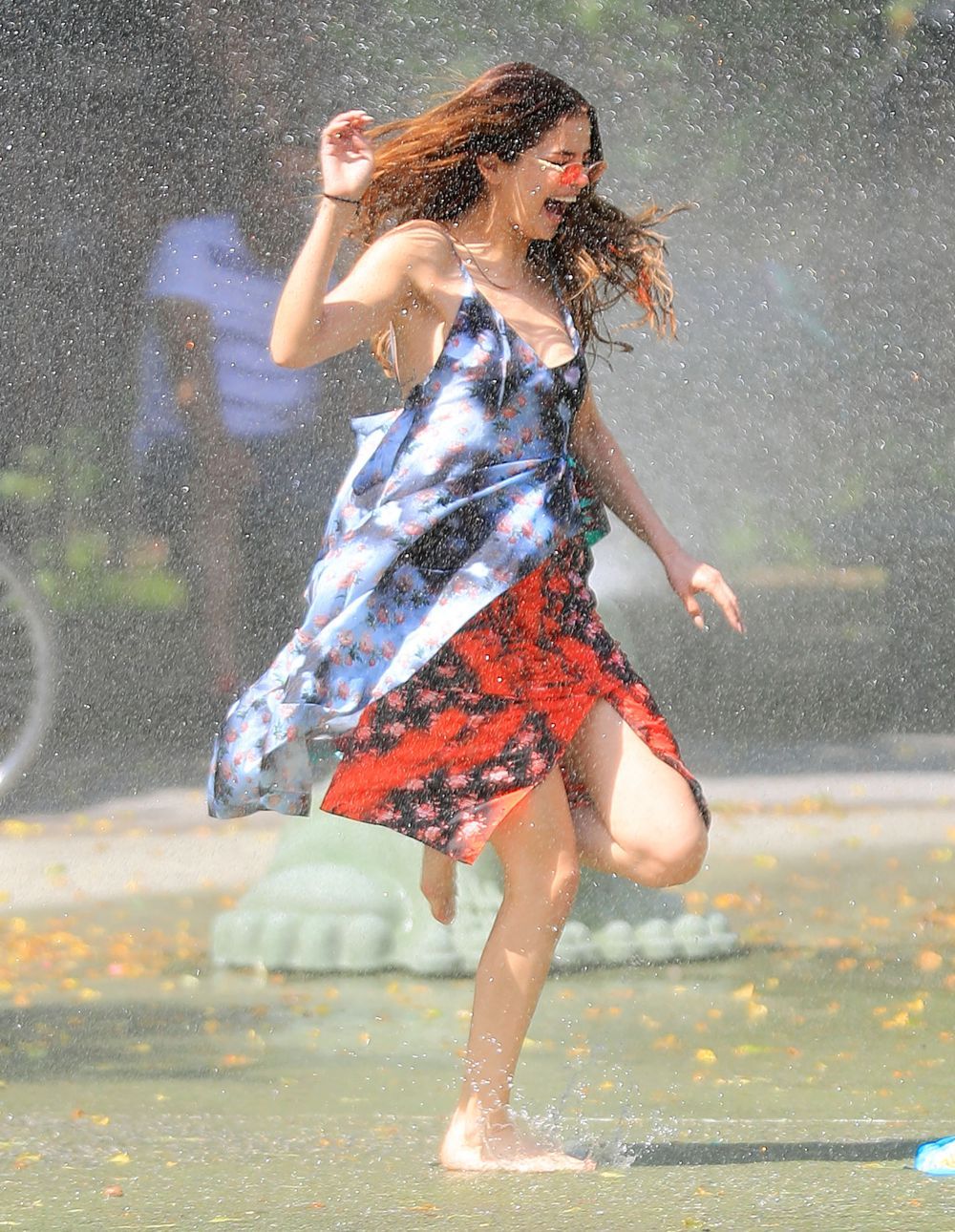 S-a distrat intr-un parc pentru copii, uda din cap pana in picioare. Selena Gomez, copilaroasa, dar extrem de sexy