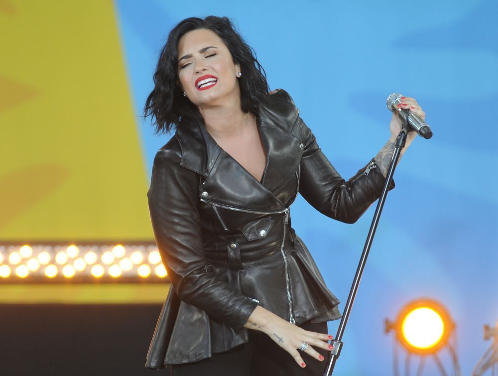 Nu e slaba, dar stie cum sa se imbrace ca sa para asa. Demi Lovato, intr-o jacheta care creeaza iluzia taliei perfecte