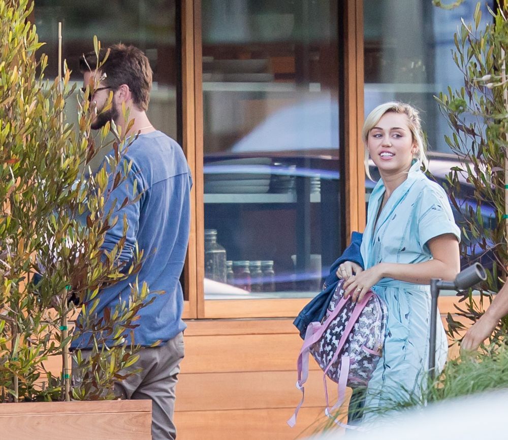 Impacarea cu Liam a transformat-o. Miley Cyrus, aparitie neasteptat de cuminte alaturi de iubitul ei