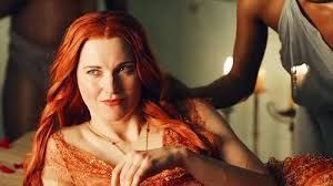 Blonda cu suvite roz. Transformarea excentrica prin care a trecut Xena, printesa razboinica . Cum arata la 48 de ani